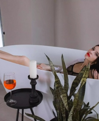 Мои услуги включают массаж, стриптиз, эротические игры и многое другое. Фото в моем портфолио доказывают, что я на 100% реальна 💋 У меня есть отличные отзывы от моих довольных клиентов, которые говорят о моем незабываемом сервисе и непревзойденном таланте. Отдохни со мной от повседневной рутины и позволь себе настоящее удовольствие. Жду тебя, дорогой, в своей уютной квартире в Москве 😉🌃 Людмилюшка